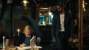 Clan-Chef Machmoud (Atheer Adel) überrascht Staatsanwältin Judith Schrader (Nadja Uhl) bei ihrem privaten Essen.