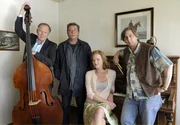 Die Mitglieder der einstigen Teenager-Band haben sich erneut versammelt, um einen Mordfall zu l&ouml;sen: Kommissar Piet Becker (Jan Fedder, Mitte), sein Bruder Hannes (Axel Milberg, li.), Paula (Nina Petri) und R&uuml;diger (Frank Jacobsen).
