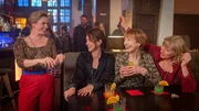 Stine (Sidsel Hindhede), Karoline (Nike Fuhrmann), Helene (Katharina Blaschke) und Roswitha (Silke Matthias) lassen es in einer Bar ordentlich krachen. Ob Helene endlich das Geheimnis um sie und Reuter lüftet? Doch selbst in dieser schönen Frühlingsnacht schläft das Verbrechen in Wismar nicht.