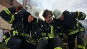 Von zwei Kollegen gestützt wird Pascal (Pascal Houdous, Mitte) aus dem brennenden Gebäude gebracht.