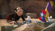 Können die Mini-Jokeys vielleicht helfen, Gargamel (hinter, l.) zu besiegen?