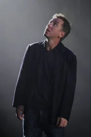 Dr. Cal Lightman (Tim Roth)