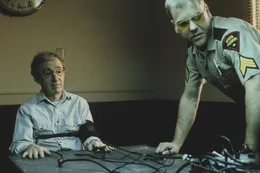 Als Tex (Woody Allen, l.) die Hand seiner Frau auf einem Zeitungsfoto entdeckt und sofort nach New Mexiko aufbricht - dicht gefolgt von dem nach Rache sinnenden Sheriff (Kiefer Sutherland, r.) - nimmt das Chaos seinen Lauf ...