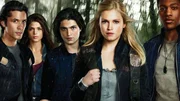 L-R: Bellamy (Bob Morley), Octavia (Marie Avgeropoulos), Finn (Thomas McDonell), Clarke (Eliza Taylor) und Wells (Eli Goree)