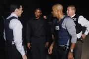 William Hightower (Sharif Atkins, 2.v.l.) alles gegeben hat, damit die Polizei endlich auf die verschwunden Obdachlosen in Detroit aufmerksam geworden ist. Hotch (Thomas Gibson, l.), Morgan (Shemar Moore, 2.v.r.) und Officer Jeff Bedwell (John Lacy, r.) übernehmen die Ermittlungen und machen einen schockierenden Fund ...