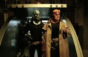 Abe Sapien (Doug Jones, l.); Hellboy (Ron Perlman, r.)