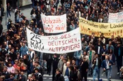 Menschen demonstrieren in der Innenstadt von Berlin gegen die Volkszählung.