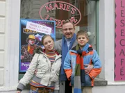 Hans Weber (Alexander Held, Mitte) mit seinen Kindern Tommy (Luka Andres) und Lena (Sina Tkotsch).