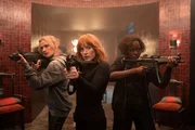 Im Finale m&uuml;ssen die Agentinnen Marie (Diane Kruger, l.), Mace (Jessica Chastain, M.) und Khadijah (Lupita Nyong'o, r.) ein Luxusappartementhaus in Shanghai st&uuml;rmen.