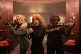 Im Finale m&uuml;ssen die Agentinnen Marie (Diane Kruger, l.), Mace (Jessica Chastain, M.) und Khadijah (Lupita Nyong'o, r.) ein Luxusappartementhaus in Shanghai st&uuml;rmen.
