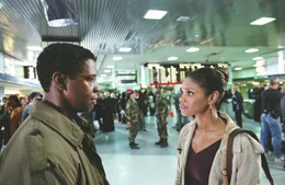 Seitdem Major Benett Marco (Denzel Washington, l.) aus dem Golfkrieg zur&uuml;ckgekehrt ist, plagen ihn schreckliche Albtr&auml;ume. Er vermutet, dass er und seine Einheit in Kuwait einer Gehirnw&auml;sche unterzogen wurden. Einzig und allein Rosie (Kimberly Elise, r.) glaubt ihm ...