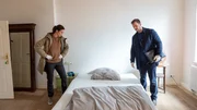 Karoline Joost (Nike Fuhrmann, l.) und Lars Pöhlmann (Dominic Boeer, r.) sehen sich im minimalistisch eingerichteten Zimmer des toten Arturo Remirez um. Der Spanier betreibt mit Freunden das „work, life & nature center“ in der Nähe von Wismar. Hier tummeln sich vor allem digitale Nomaden und Idealisten. Befindet sich unter den Lebenskünstlern der Mörder von Arturo Remirez? Karoline Joost (Nike Fuhrmann, l.) und Lars Pöhlmann (Dominic Boeer, r.) sehen sich im minimalistisch eingerichteten Zimmer des toten Arturo Remirez um. Der Spanier betreibt mit Freunden das „work, life & nature center“ in der Nähe von Wismar. Hier tummeln sich vor allem digitale Nomaden und Idealisten. Befindet sich unter den Lebenskünstlern der Mörder von Arturo Remirez?
