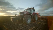 Landwirt Phillip Krainbring grubbert den Boden. Landwirt Phillip Krainbring grubbert den Boden.