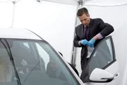 Detective Ricky Pando (l.) untersucht Jessika Kalahers Leiche, während Detectiv Larry Bond Beweise sammelt.