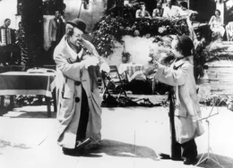 Teddy Lemke (Heinz R&uuml;hmann, links), fr&uuml;her erfolgreicher Musikclown, jetzt Besitzer eines Zauberladens, h&auml;ngt an Ulli (Oliver Grimm, rechts), dem Pflegesohn seiner Vermieterin, wie an seinem eigenen Kind. Als die Mutter des Jungen aus Amerika zur&uuml;ckkommt, um ihr Kind zu sich zu nehmen, flieht Lemke mit dem Kleinen in die Schweiz, wo sie sich mit gemeinsamen Auftritten in mond&auml;nen Ferienorten durchschlagen. Als die Mutter sie dort findet, sieht Lemke ein, dass er hinter ihren Rechten zur&uuml;ckstehen muss. Schweren Herzens l&auml;sst er Ulli ziehen.