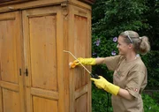 Eva Brenner verschönert zwischenzeitlich einen alten Schrank. Eva Brenner verschönert zwischenzeitlich einen alten Schrank.
