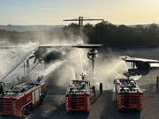 Eine A400M-Transportmaschine brennt bei Brandschutz&uuml;bung.