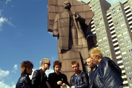 Die Punkwelle schwappte Anfang der 1980er Jahre aus dem Westen auch in die DDR. Offiziell tabuisiert, erkl&auml;rte die SED Punks wegen ihres "negativ-dekadenten Verhaltens" zu Feinden der DDR und lie&szlig; sie von der Staatssicherheit verfolgen.
