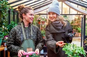 Anja (Eva-Maria Grein von Friedl, r.) rekapituliert ihr Treffen mit Michael mit Fanny (Johanna Graen, l.).