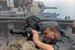 Bis heute pr&auml;gen ihre Texte, Fotos und Filme unser Bild vom Zweiten Weltkrieg: Die Kriegsberichter aus Hitlers Propagandakompanien. Nach 1945 wurden einige von ihnen zu Gr&uuml;ndern erfolgreicher Medien &ndash; in der Demokratie der Bundesrepublik Deutschland.