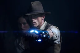 Beinahe zu sp&auml;t erinnert sich Jake (Daniel Craig) an die seltsame, futuristische Fessel an einem seiner Handgelenke, mit der man den Aliens den Garaus machen kann ...