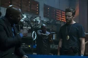 L-R: Neckbone (Kwame Patterson) und Steve Hammond (Ryan Kwanten)