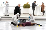 Oberstaatsanwalt Bernd Reuther (Rainer Hunold, 3.v.l.) wird mit dem Mord an Becky Gartner (Tiffany Knittel, M.) konfrontiert. Oberkommissar Max Fischer (Max Hemmersdorfer, 2.v.r.) befragt Emine Bercin (Lilay Huser, r.) zu ihren Beobachtungen in der Tatnacht.