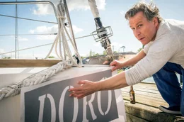 Peer (Dirk Borchardt) hat sich ein Boot auf R&uuml;gen zugelegt.
