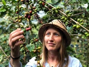 Nadine aus der Oberpfalz pflückt in Mexiko Kaffeekirschen.