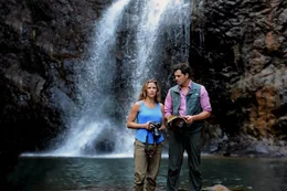 Alex Anderson (Jill Wagner, l.); Colin Page (Kristoffer Polaha, r.);