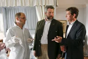 Im Hotelzimmer unterhalten sich die Kommissare Anton Stadler (Dieter Fischer, M.) und Christian Lind (Tom Mikulla, r.) mit einem Spurensicherer (Rudi Schön, l.), der einen Hinweis im aktuellen Fall liefern kann.