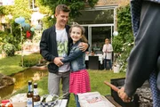 Jonas (Lennart Betzgen, l.) hat die Prüfung zur Polizeischule bestanden und Luisa (Deborah Mary Schneidermann, r.) ist bei den Zeugnissen mit einem blauen Auge davon gekommen. Einer fröhlichen Grillparty im großelterlichen Garten steht nichts mehr im Weg. Charlotte Baumgart (Ursela Monn, im HG.)