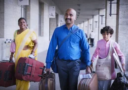 Familie Ran (Sushila Sara Mai, Murali Perumal und Shan Robitzky, v.l.) am Flughafen.