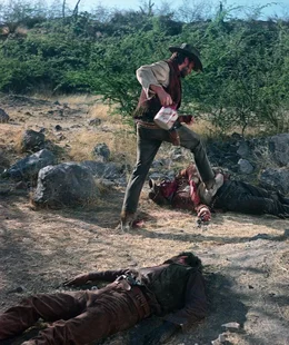 Der amerikanische S&ouml;ldner Hogan (Clint Eastwood, l.) ist am Goldschatz der Franzosen interessiert ...