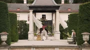 Charlotte von Rothschild (Brigitte Hannak) mit ihrem Sohn Albert Rothschild (Luca Himburg, mitte), der einmal als reichster Mensch Europas gelten würde.