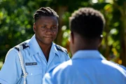 W&auml;hrend die Ermittlung anl&auml;uft, verfolgen Sergeant Hooper (Tobi Bakare, l.) und Officer Pryce (Tahj Miles, r.) ihre eigene Spur.