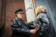 Hans (Bruno F. Apitz, l.) verhaftet den Drogendealer Alfi (Ulrich Faßnacht, r.). Er hat seine Kollegin mit einer Waffe bedroht.