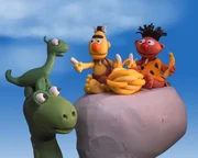 Ernie und Bert freunden sich mit der Dino-Mutter und ihrem Schützling an.