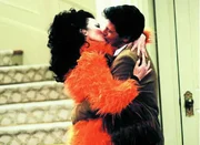 Eigentlich wollte Nanny Fran (Fran Drescher) auf Anraten ihres Psychologen Abstand zu Mr. Sheffield  (Charles Shaughnessy) halten. Doch sieht so gebührender Abstand aus?