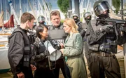 Alexa (Minh-Khai Phan-Thi, 2.v.l.) möchte, dass Katrin Volland (Caroline Scholze, 2.v.r.) mit ihrem Mann redet, um ihn dazu zu bringen, sich zu stellen. SEK-Leiter Keller (Stefan Brentle, l.) glaubt nicht, dass sie damit Erfolg haben wird.
