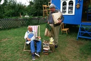 Peter (Peter Lustig, l.) wird von seinem Nachbarn (Helmut Krauss, r.) mit einer ungew&ouml;hnlichen Nachricht &uuml;berrascht: Im Supermarkt von B&auml;rstadt wurde erz&auml;hlt, dass im nahegelegenen Wald des Ortes B&auml;ren gesichtet wurden.
