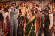 Phileas Fogg (David Tennant, l.), Abigail Fix (Leonie Benesch, M.) und Passepartout (Ibrahim Koma, r.) sind Ehrengäste auf einer indischen Hochzeit. Einerseits verlieren sie dort wertvolle Zeit, andererseits ist ihre Teilnahme die Bedingung dafür, dass man ihnen für ihre Weiterreise einen Fremdenführer zur Seite stellt.