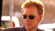 An der Spitze des "CSI: Miami"-Teams steht Lieutenant Horatio Caine (David Caruso), ein ehemaliger Bombenexperte, der sich genau so auf sein brillantes Fachwissen und seinen guten Instinkt verlassen kann, wie auf sein Ermittler-Team.