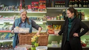 Susanne Lohmann (Sybille Schedwill, l.) ist schwer getroffen von Jessy Winters Tod. Das Mädchen ist bei Familie Lohmann ein und ausgegangen. Sohn Marvin sollte sogar eine Ausbildung bei ihr machen. Kommissarin Joost (Nike Fuhrmann, r.) versteht den Kummer der Frau. Kann Susanne Lohmann irgendeinen Hinweis liefern, der zum Ergreifen des Täters führt?