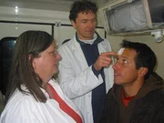 Heute ist Willi unterwegs, um alles über Obdachlosigkeit zu erfahren. Hier wird er, wie sonst Obdachlose, kostenlos im Ärztemobil behandelt. Heute ist Willi unterwegs, um alles über Obdachlosigkeit zu erfahren. Hier wird er, wie sonst Obdachlose, kostenlos im Ärztemobil behandelt.