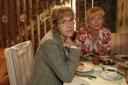 Helga (Ulrike Mai, r.) kann Lisa (Alexandra Neldel, l.) auch nicht helfen bei der Entscheidung, wie sie sich gegenüber David verhalten soll ... Helga (Ulrike Mai, r.) kann Lisa (Alexandra Neldel, l.) auch nicht helfen bei der Entscheidung, wie sie sich gegenüber David verhalten soll ...