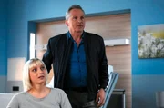 Sanna Wieland (Linda Rohrer) und ihr Vater Paul Wieland (David Bunners) im Aufklärungsgespräch mit Dr. Lindner.