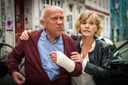 Karin Berger (Anne Kasprik) kann Erwin Trautmann (Christian Grashof) nur schwer zurückhalten. Der alte Herr möchte unbedingt die Ganoven zu fassen bekommen, die ihn mit dem Enkeltrick um sein Erspartes gebracht haben.