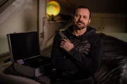 Theo Renner (Michel Guillaume) nimmt Abschied von seiner Waffe.
