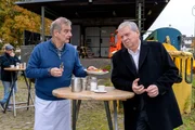 Imbiss-Betreiber Stefan Schiller (Heinrich Schafmeister, l.) bedient Oberstaatsanwalt Bernd Reuther (Rainer Hunold, r.). Irgendetwas scheint Reuther zu bedrücken.
